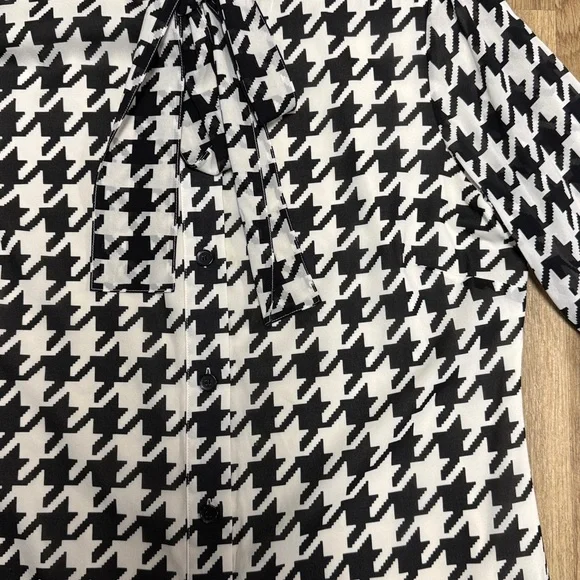 St. John Silk Houndstooth Blouse with tie bow. Size 8 Like New - Picture 3 of 4